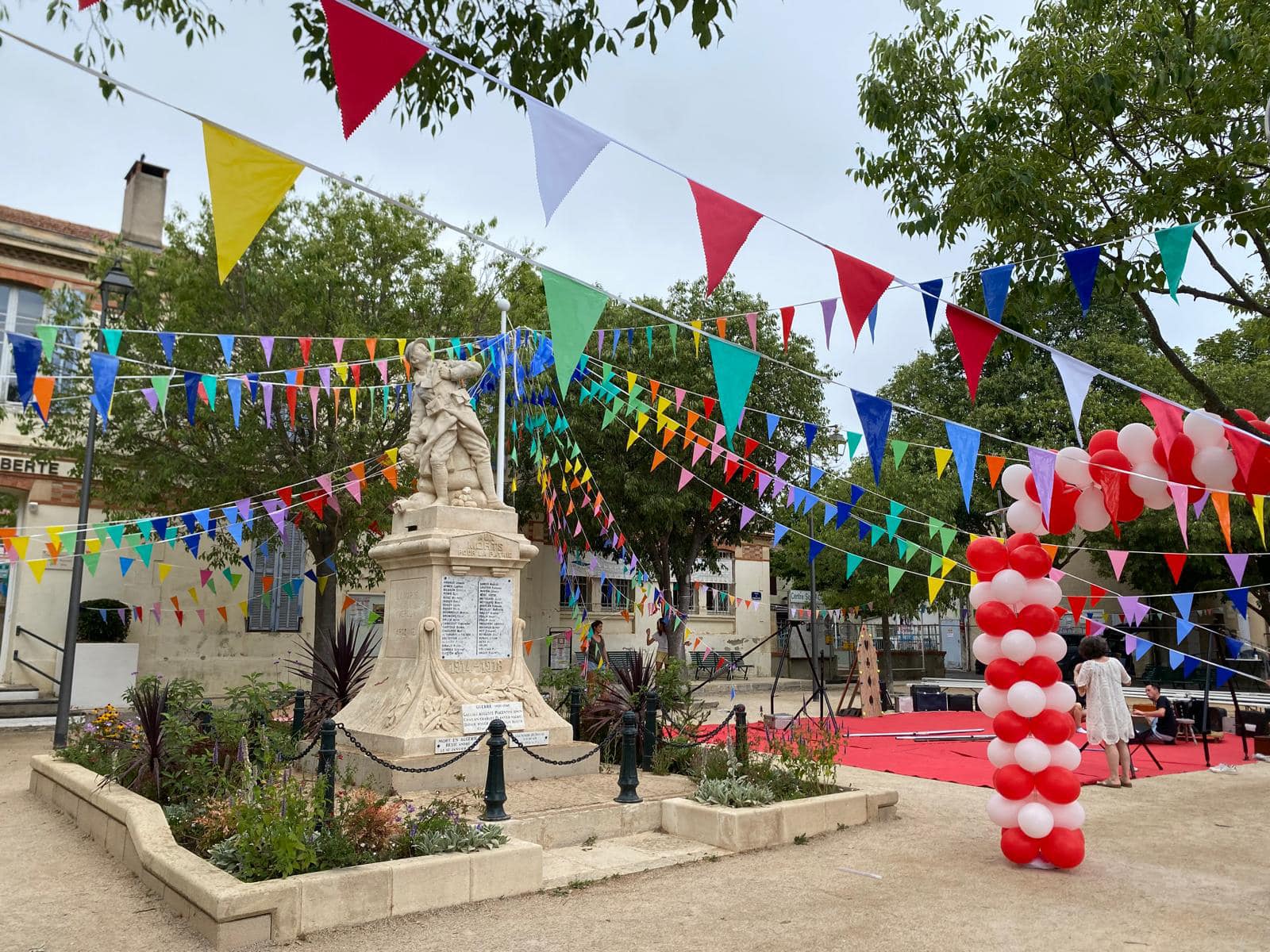 La place de Puyricard décorée