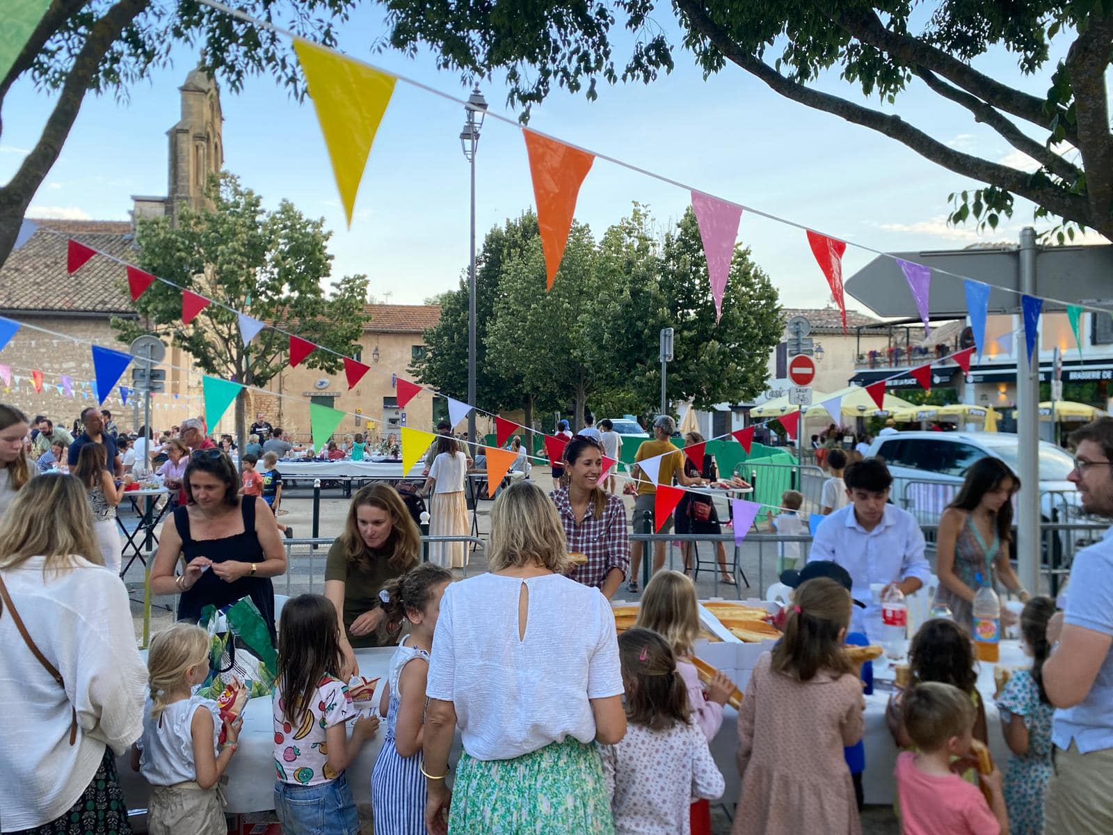 Familles et enfants lors de la fête du village