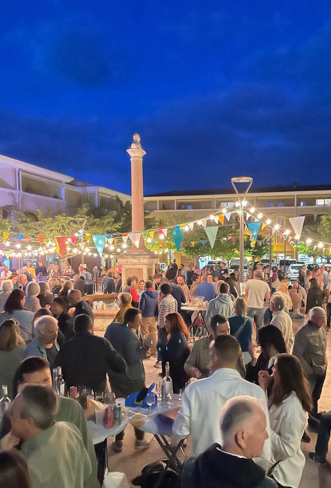 La place animée lors de la fête votive